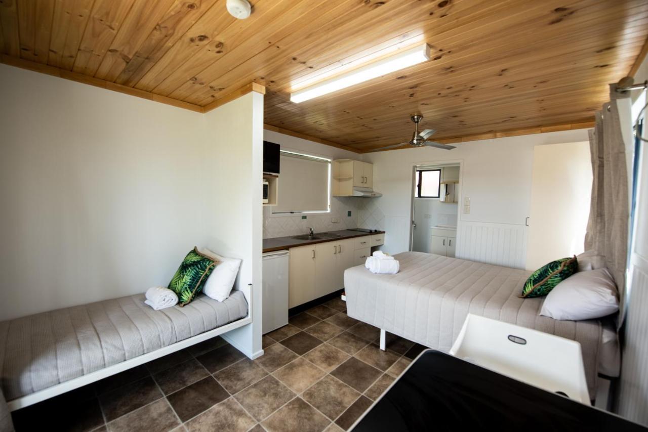Sarina Palms Caravan And Cabins Village Exterior foto